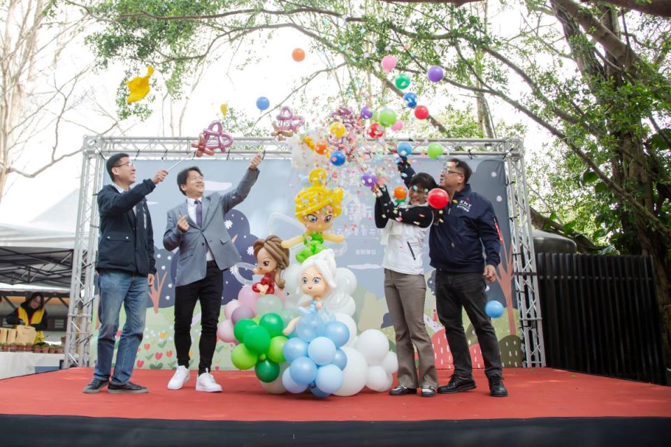 竹市十八尖山創建百年，今年賞花季四大主題花藝裝置超吸睛。（圖：市府提供）