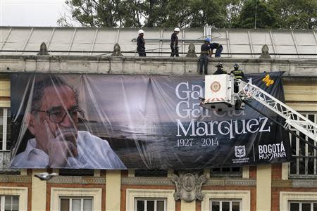 Workers install a banner of the late Nobel Laureate Gabriel Garcia Marquez in Bogota April 22, 2014. REUTERS/Fredy Builes