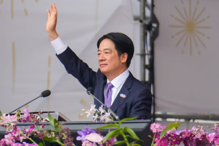 El presidente taiwanés, Lai Ching-te, saluda desde la tribuna durante las celebraciones de la fiesta nacional, el 10 de octubre de 2024 en Taipei (Walid Berrazeg)