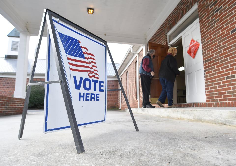 Unas personas ingresan a un centro de votación en Dawnville, Georgia, el martes 5 de enero de 2021. (Matt Hamilton/Chattanooga Times Free Press vía AP)