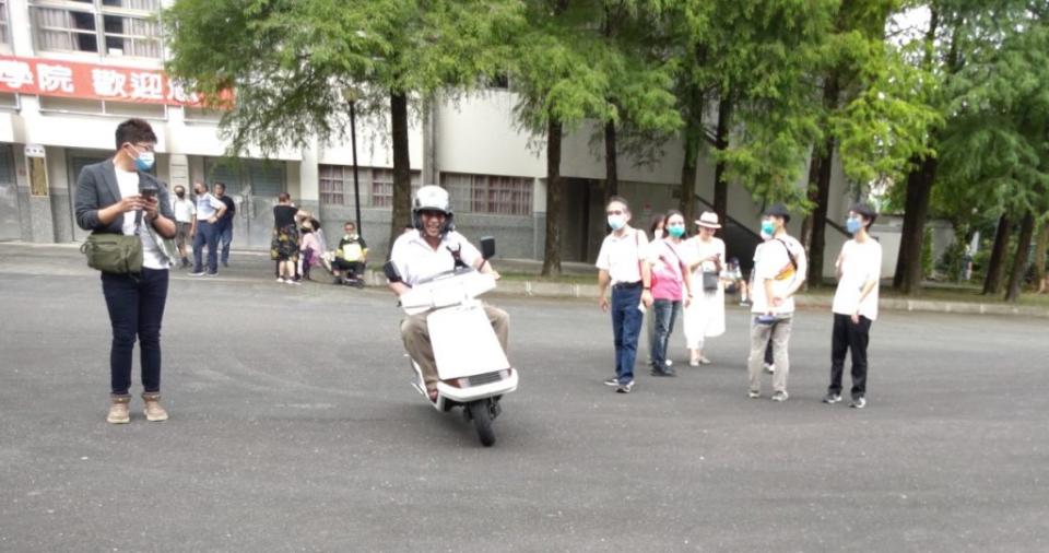 復興工專時期的校友羅勇輝，畢業３０年後，對昔日校園生活念念不忘，他騎著他們學生時期的「把妹神車」光陽名流１００機車衝回母校，為年少輕狂的時光留下見證。（記者林坤瑋攝）