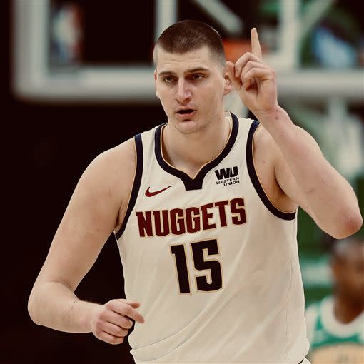 約基奇（Nikola Jokic）是丹佛金塊明星中鋒，以常取得「大三元」聞名。（圖／翻攝自推特）