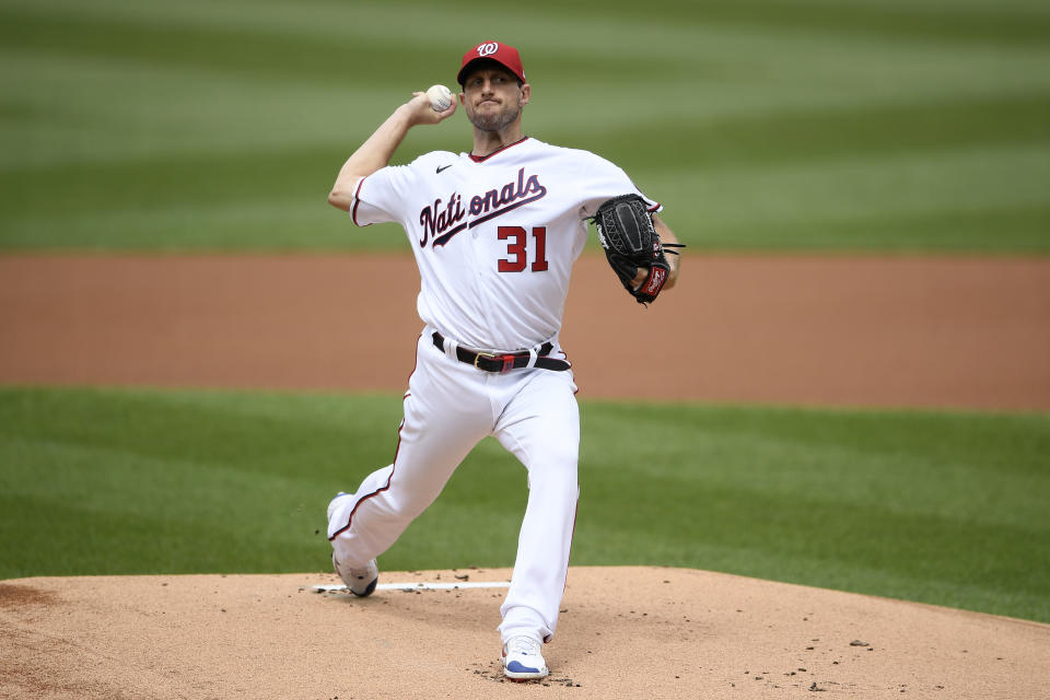 El abridor Max Scherzer, de los Nacionales de Washington, lanza en el primer inning del partido ante los Padres de San Diego, el domingo 18 de julio de 2021, en Washington. (AP Foto/Nick Wass)