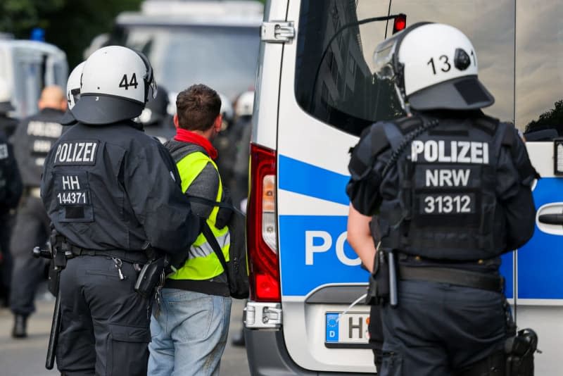 Police arrest a demonstrator tried to enter a highway. A few hours before the start of the AfD party conference, demonstrators had their first clash with the police on Saturday morning. --/dpa