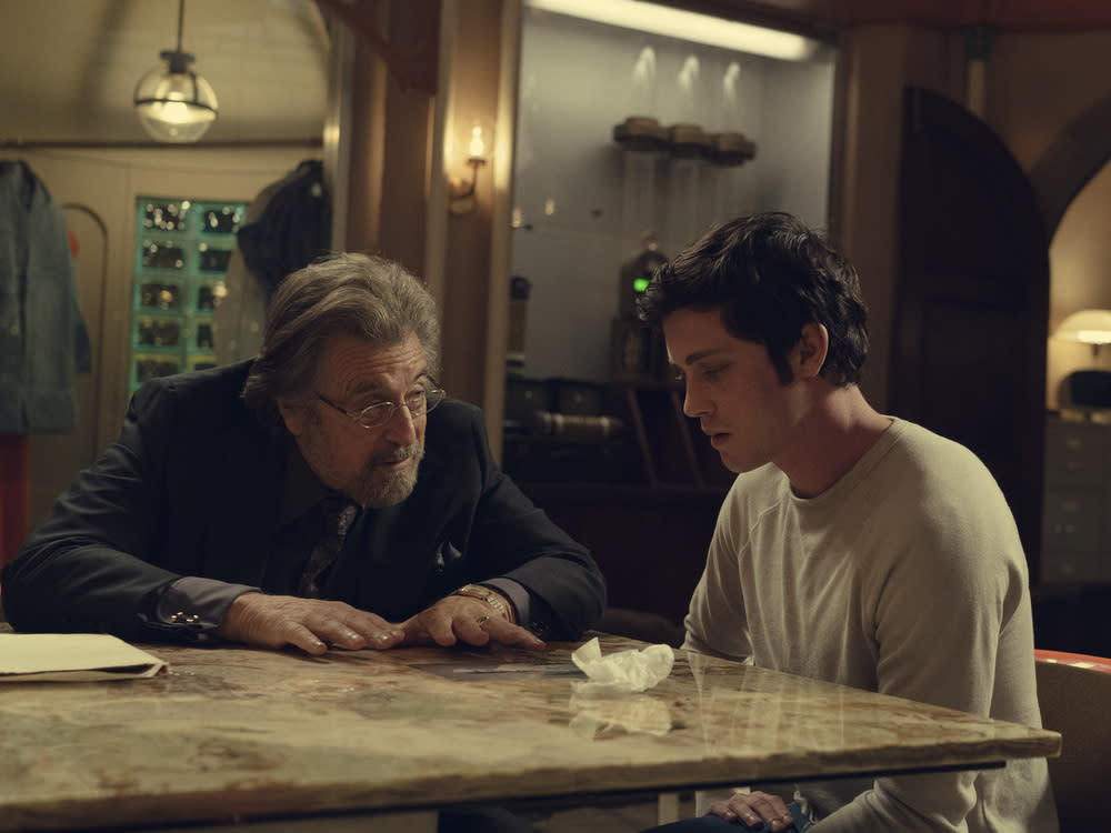 Al Pacino (l.) und "Percy Jackson"-Star Logan Lerman in "Hunters". (Bild: 2019 Amazon.com Inc., or its affiliates)