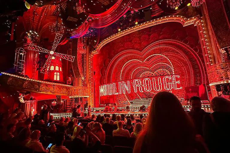Paulo Dybala y Oriana Sabatini disfrutaron el show de Moulin Rouge
