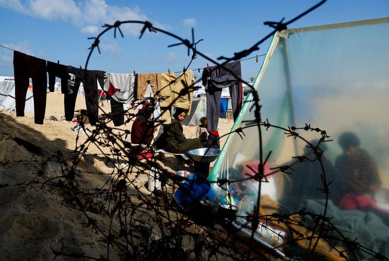 Displaced Palestinian family shelter at the border with Egypt, in Rafah in the southern Gaza Strip