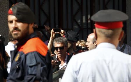 Jorge Horacio Messi (C), father of Barcelona's soccer player Lionel Messi, leaves after answering charges of tax evasion in the court in Gava September 27, 2013. REUTERS/Albert Gea/Files