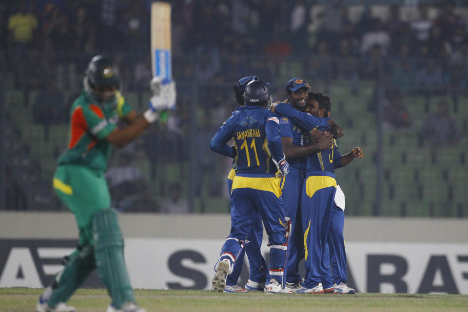 Sri Lanka’s Ashan Priyanjan, right, celebrates with teammates the wicket of Bangladesh’s Shakib Al Hasan during their second one-day international (ODI) cricket match in Dhaka, Bangladesh, Thursday, Feb. 20, 2014. (AP Photo/A.M. Ahad)