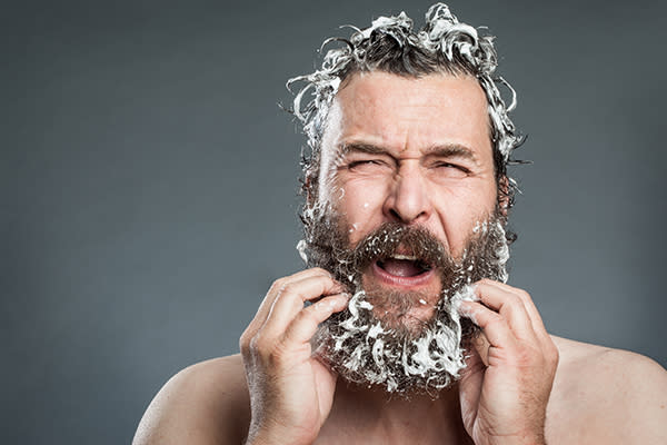 Tener algunos productos de limpieza y humectación te ayudará a mantener en buen estado tu vello facial. Foto: Mima Foto/EyeEm/Getty Images