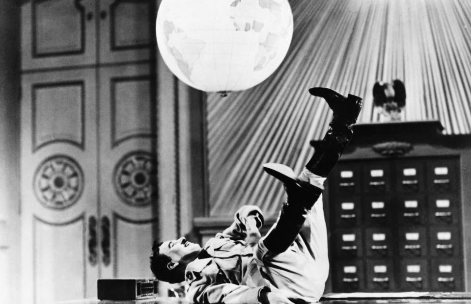 1940 folgte - diesmal mit Ton - Chaplins wohl wichtigster Film: "Der große Diktator". Chaplin spielt einen jüdischen Friseur, der mit dem tomanischen Diktator Anton Hynkel - gemeint ist natürlich Adolf Hitler - verwechselt wird. Unvergessen jene Szene, in der Hitler mit einem Globus spielt, als wäre er ein Ball, und ihn schließlich zum Platzen bringt. (Bild: Getty Images/Bettmann)