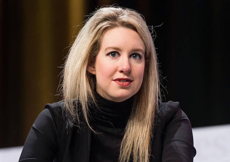 <p>Elizabeth Holmes, già miliardaria prima di compiere 30 anni, mollò gli studi di chimica all’Università di Stanford per fondare Theranos, azienda nel settore farmaceutico (Photo by Gilbert Carrasquillo/Getty Images) </p>