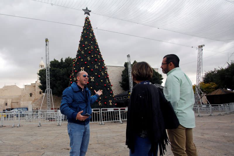 Turistas escuchan a un guía en la Plaza del Pesebre afuera de la Iglesia de la Natividad en Belén, en la Cisjordania ocupada por Israel