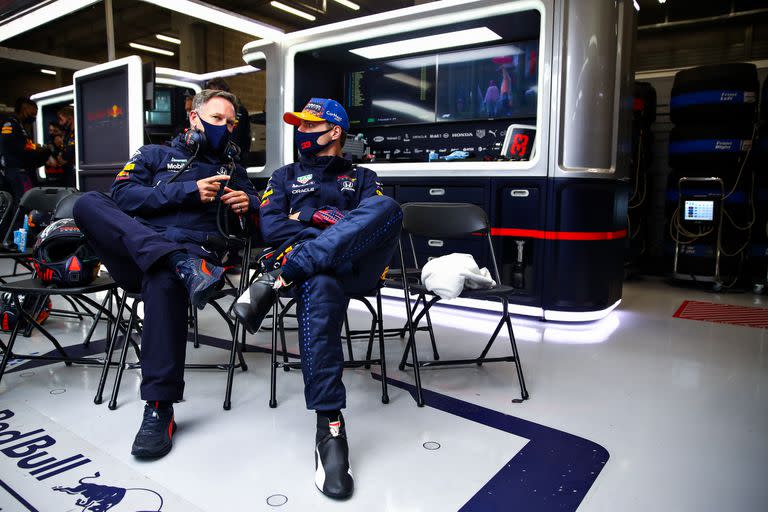  Max Verstappen conversa con el director del equipo Red Bull Racing, Christian Horner, en el garaje durante la demora por clima durante el Gran Premio de F1 de Bélgica en el Circuito de Spa-Francorchamps