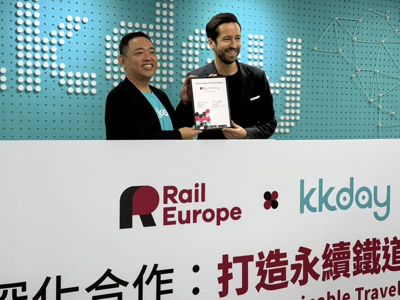 KKday與歐洲鐵路公司簽署MOU KKday創辦人陳明明（左）與歐洲鐵路公司首席執行 官班德（Bjorn Bender）（右）19日簽署合作備忘錄 （MOU），搶攻台灣旅客赴歐市場。 中央社記者余曉涵攝  112年10月19日 