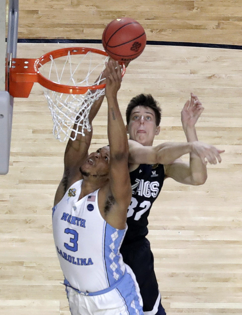 North Carolina's Kennedy Meeks (3) shoots against Gonzaga's Zach Collins during the second half in the finals of the Final Four NCAA college basketball tournament, Monday, April 3, 2017, in Glendale, Ariz. (AP Photo/David J. Phillip)