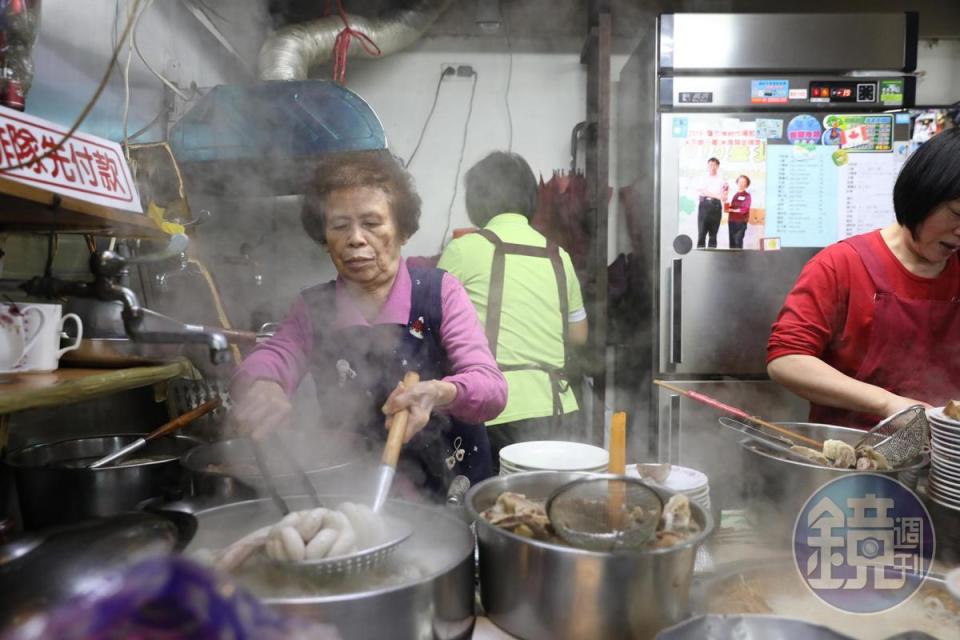 「羅媽媽米粉湯」鍋裡滾煮著豐美的內臟食材，現點現切、鮮甜細潤。