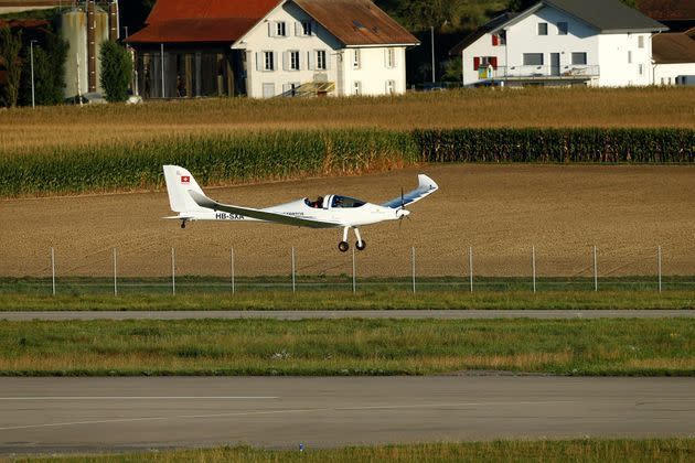 <p>Le Suisse Raphaël Domjan s'est jeté mardi à 1520 mètres d'altitude de SolarStratos, effectuant la première chute libre depuis un avion solaire.</p>