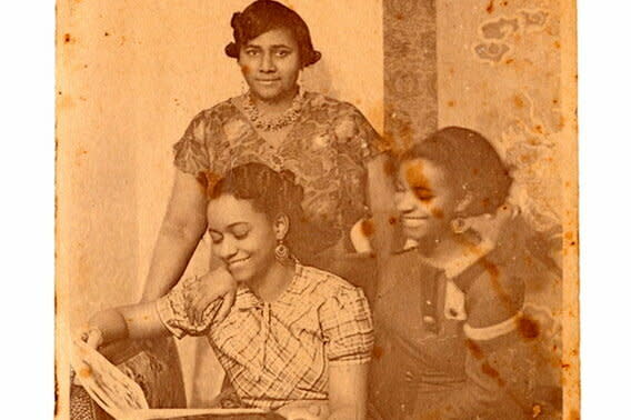 Paulette (debout) et Jane Nardal (à dr.), avec leur sœur Lucy, à Clamart, le 19 octobre 1935. Premières étudiantes noires de la Sorbonne, elles lanceront La Revue du monde noir : « Nous avons pleinement conscience de ce que nous devons à la culture blanche. […] Sans elle, nous n’eussions pas pris conscience de ce que nous sommes. »  - Credit:Coll. Collectivité territoriale de Martinique–Archive-61J Papiers Nardal/SP