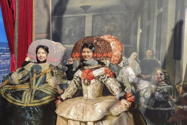 Las meninas' de Velázquez toman vida en pleno corazón de la ciudad de  Shanghái