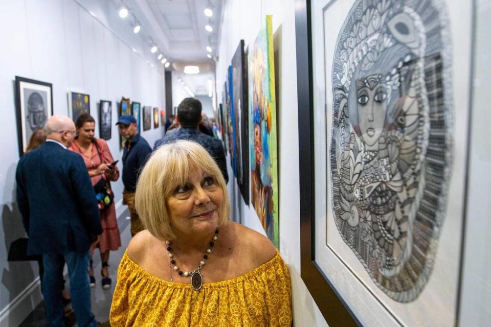 La periodista Ninoska Pérez Castellón, mira su obra de arte “Tropical Diva” en Hialeah, Florida, el viernes 30 de septiembre de 2022. Pérez Castellón renunció a la emisora Radio Mambí el 10 de enero de 2022.