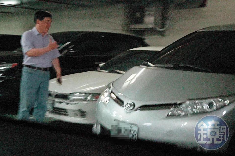 13 : 06，郝龍斌與游淑慧一起離開時，由游開車，郝則貼心在車旁指揮。