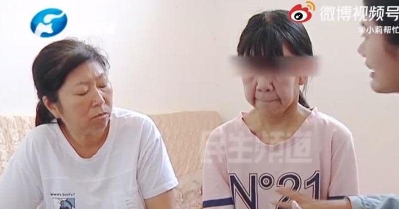 中國一名年僅14歲的少女伊伊（右），面貌看起來比身旁50歲的母親還要蒼老。（翻攝小莉幫忙微博）