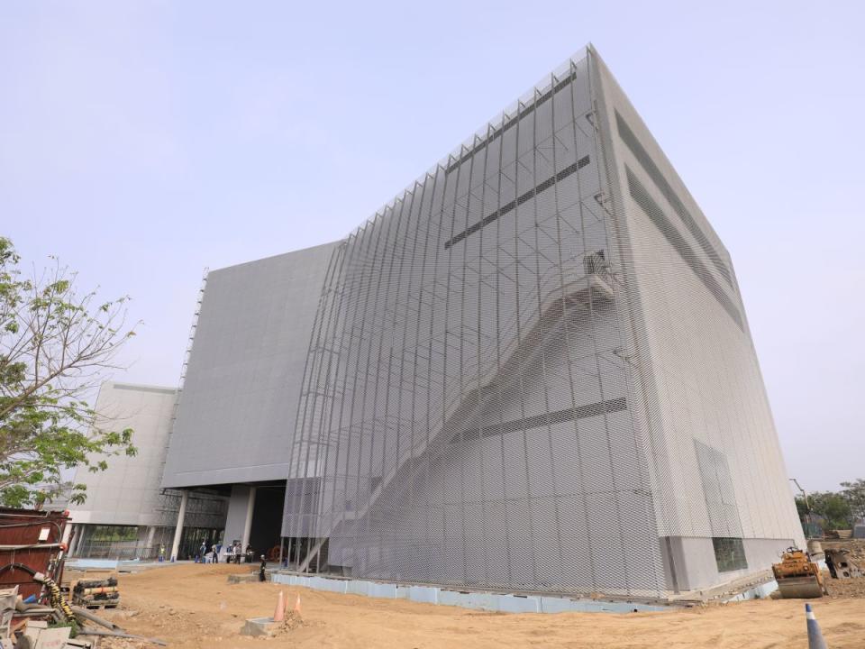 台中市首座圖書館結合美術館的指標建築「綠美圖」，由台日知名建築師聯手設計，預計明年12月開館營運。（圖：中市府提供）