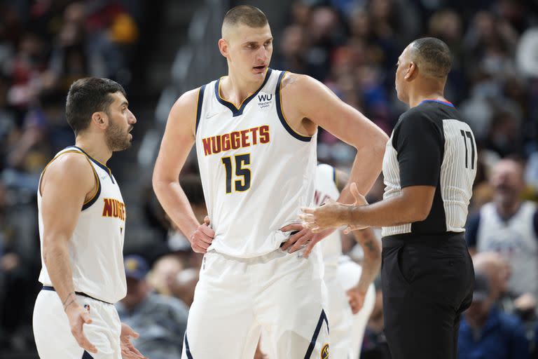 Campazzo con Nikola Jokic; el pivote es el principal generador de juego en Denver, lo que limita las posibilidades del argentino 