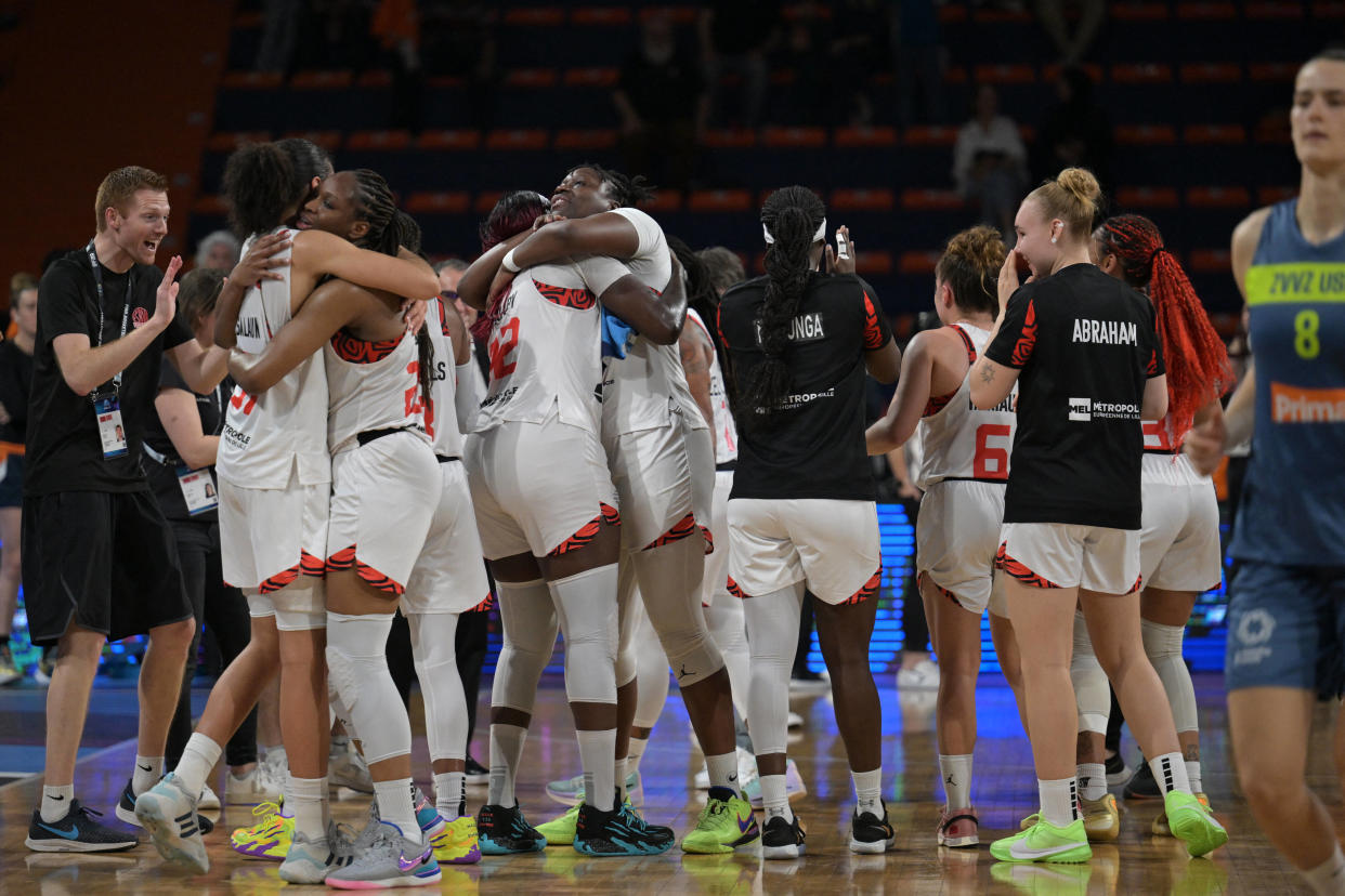 Les joueuses de Villeneuve-d’Ascq célébrant leur victoire face à Prague en demi-finale de l’Euroligue, à la Servet Tazegul Arena de Mersin, le 12 avril 2024.