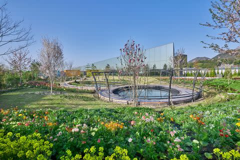 《埃米爾·加勒的花園》以植物學家加勒作品中出現的花卉所打造，收集了各種適應瀨戶內海氣候的植物 PHOTO CREDIT: Simose Art Museum
