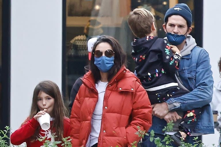 Mila Kunis y Ashton Kutcher con sus hijos