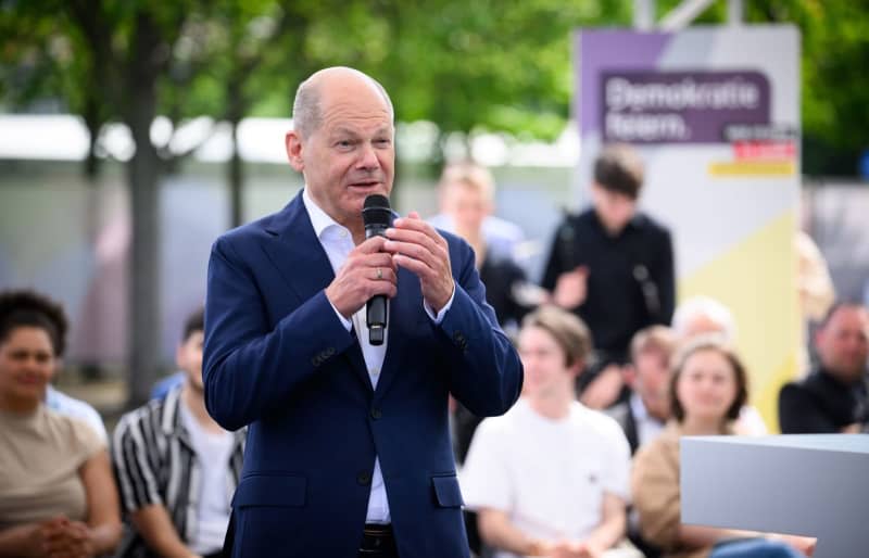 Germany's Chancellor Olaf Scholz (C) takes part in a citizens' dialog in the Dialogue Forum as part of the citizens' festival and celebrations to mark "75 years of the Basic Law". Bernd von Jutrczenka/dpa