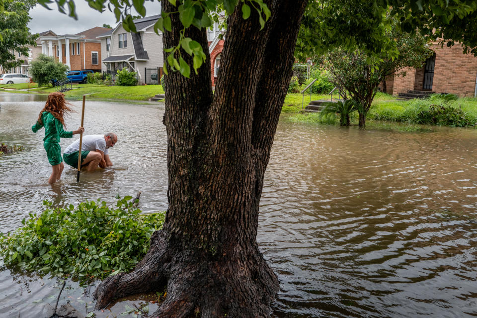  Jack Reyna y su hijo trabajan para drenar el agua de las inundaciones en su vecindario después de que el huracán Beryl arrasó el área el 8 de julio de 2024 en Houston, Texas. (Foto de Brandon Bell/Getty Images)