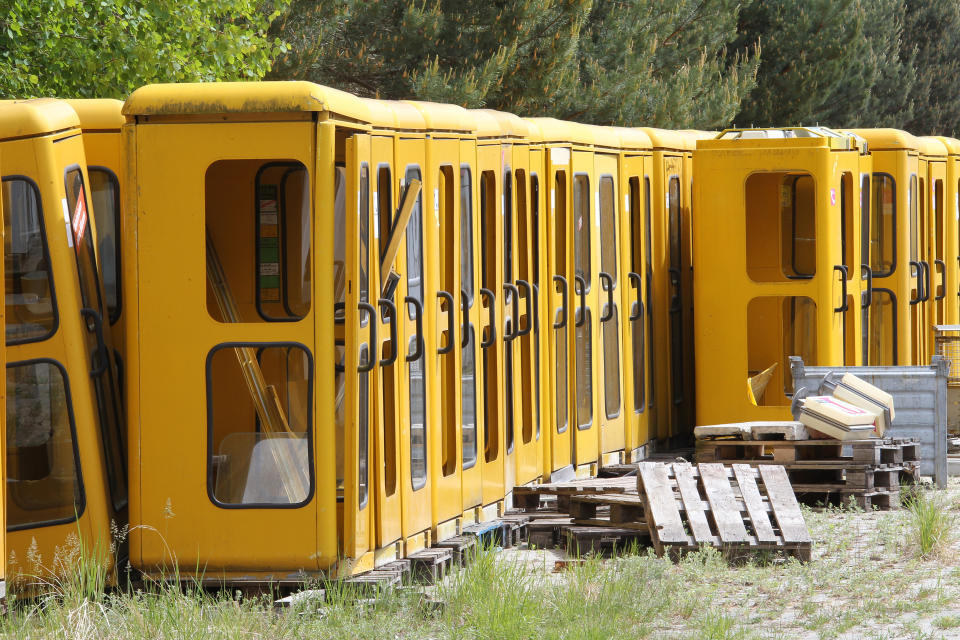 (GERMANY OUT) Fernmeldezeugamt Berlin Aussenlager Potsdam Bei Michendorf stehen mitten im Wald auf einem riesigen Gelaende alte ausgemusterte Telefonzellen der Telekom.     (Photo by Olaf Wagner/ullstein bild via Getty Images)