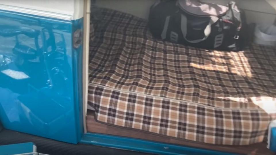 車內則是設置了一張舒適的床，雖然空間並不大，但一個人睡已經綽綽有餘。（圖片來源/ 翻攝自YT@Old Bug Adventures）