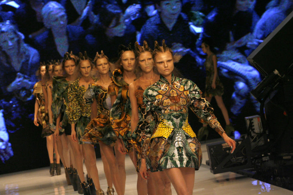 Le défilé Alexander McQueen printemps-été 2010