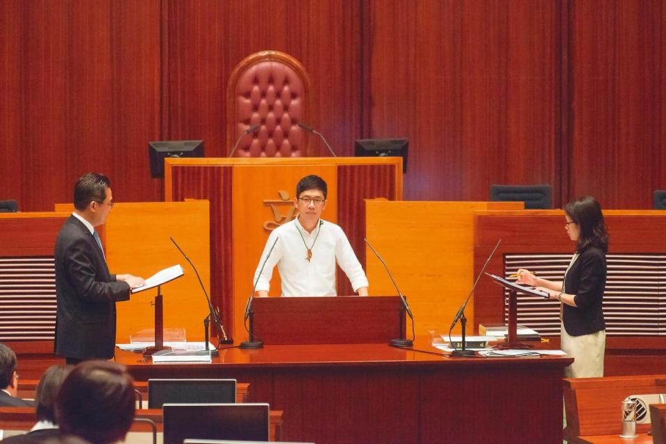 曾為香港最年輕立法會議員，羅冠聰（右）遭法庭認定其宣誓過程違法，遭剝奪議席。（翻攝立法會Flickr）