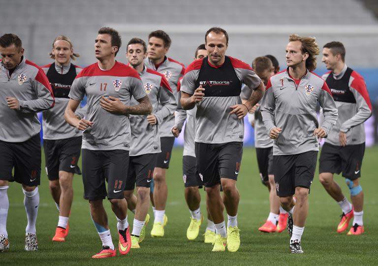 (L-R) Croatia's Ivica Olic, Domagoj Vida, Mario Mandzukic, Marcelo Brozovic, Ognjen Vukojevic, Gordon Schildenfeld and Ivan Rakitic train at the Corinthians Arena in Sao Paulo on June 11, 2014