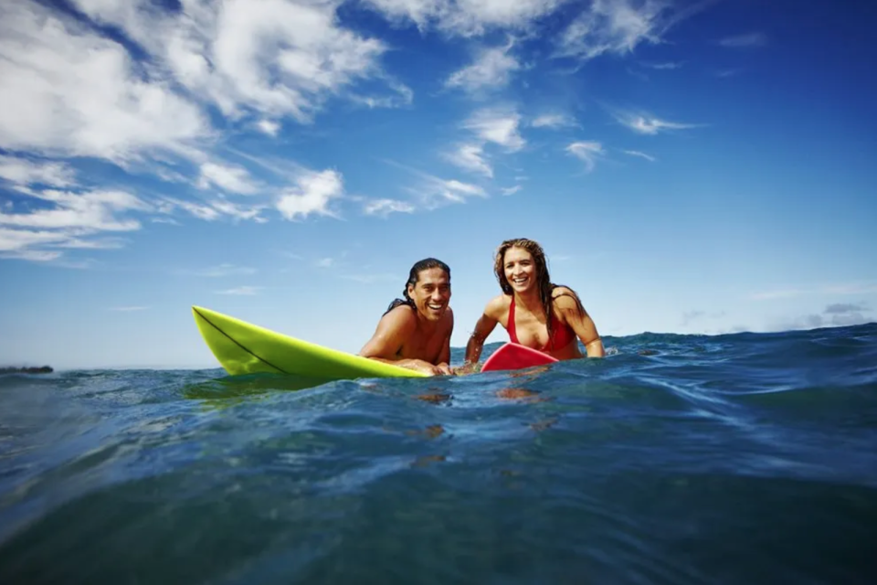 塔馬約佩里（左）與妻子艾蜜莉亞（右）。（翻攝自oahu surfing experience官網）