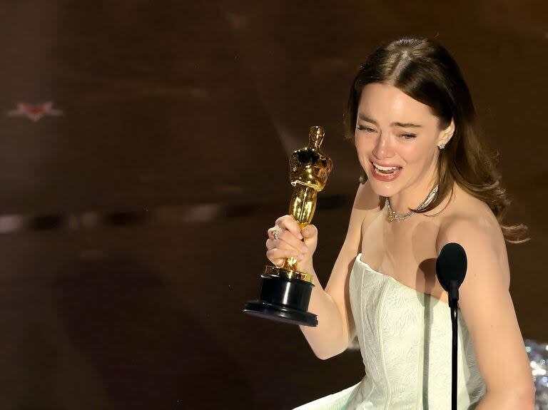 Emma Stone, emocionada y con la espalda de su vestido ligeramente rota, se conmovió al recibir el premio a Mejor actriz 