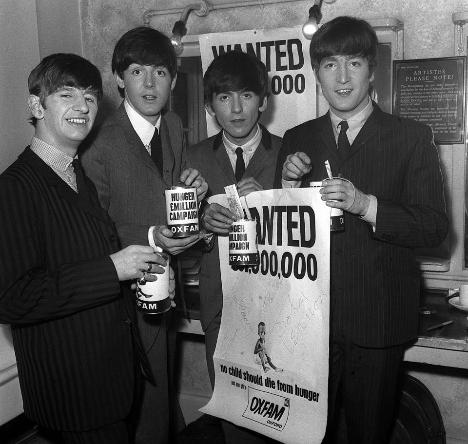 Cuando ya habían saltado a la fama, The Beatles ofrecieron un concierto benéfico con la ONG Oxfam para recaudar fondos contra la pobreza infantil. Así posaban los músicos en apoyo a la campaña. (Foto: PA Images / Getty Images).