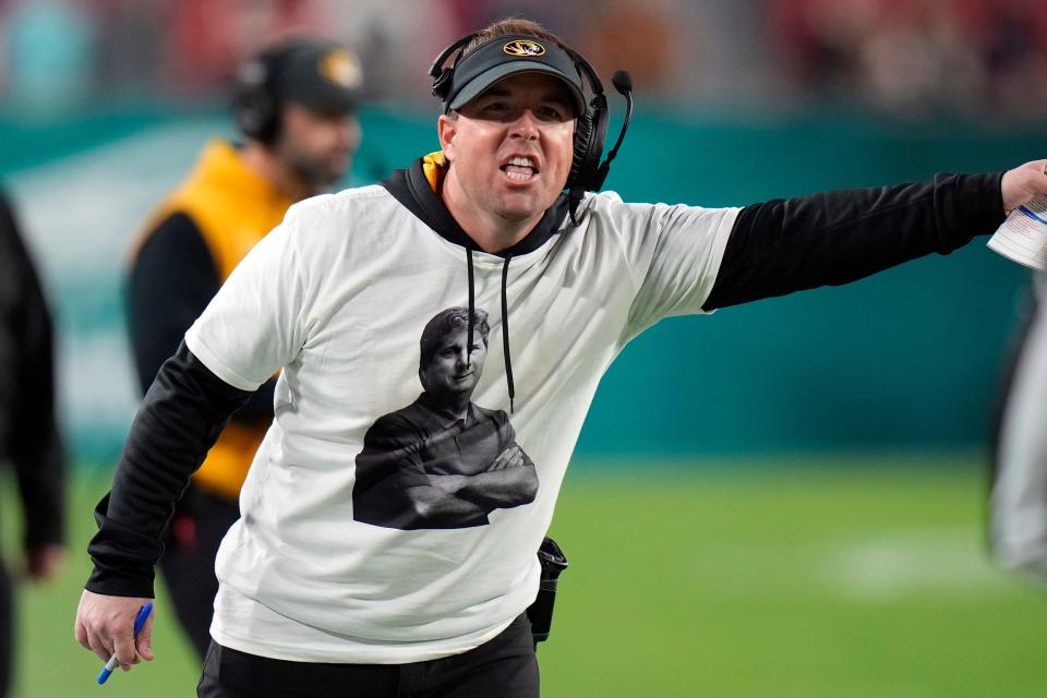 Missouri head coach Eliah Drinkwitz wearing a T-shirt in tribute to Mike Leach.