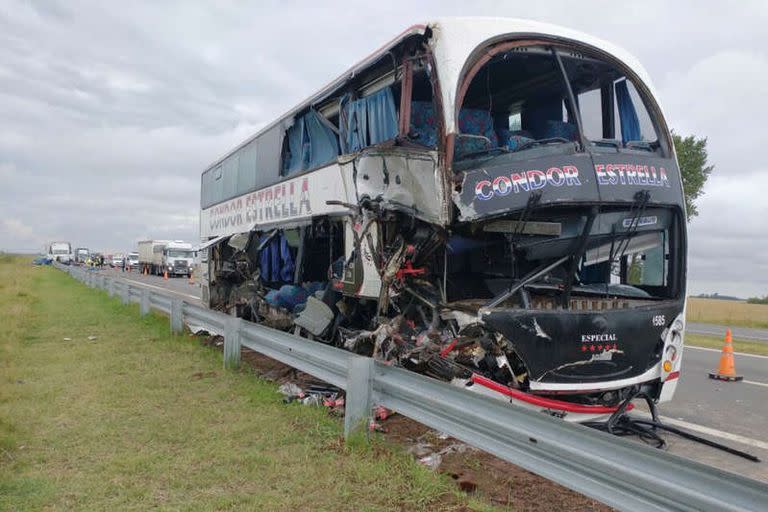 Un muerto y 12 heridos al chocar un micro y un camión en Carmen de Areco.