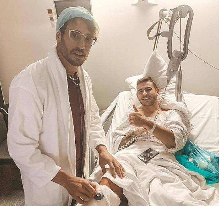 Dieses Bild gehört nicht mehr zu den Halloween-Feiern. Bayern-Profi Javi Martínez hat sich beim Besuch des verletzten Teamkollegen Lucas Hernández etwas ganz Besonderes ausgedacht. Als Doktor verkleidet, stellt er die Diagnose, dass die OP beim Franzosen "gut" verlaufen sei