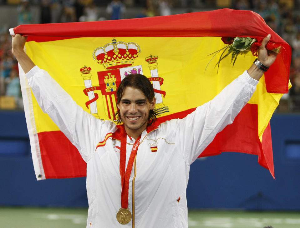 Rafa Nadal celebra con la bandera de España el oro que logró en los Juegos de Pekín en 2008. (Foto: Behrouz Mehri / AFP / Getty Images).