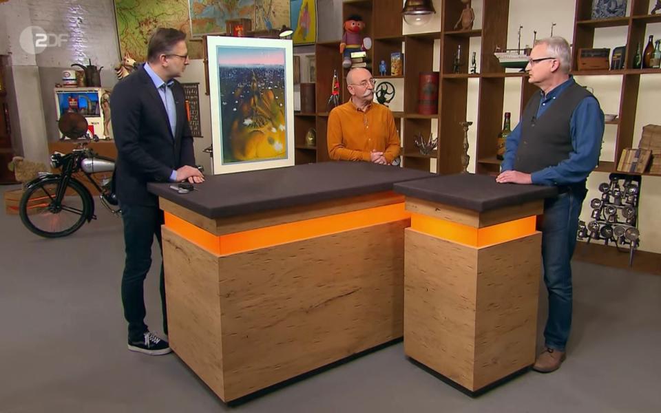 <p>Jan aus Göttingen wollte seine "etwas zu gruselige" Grafik nicht mehr an die Wand hängen. Sie solle "anderen Menschen Spaß bringen". Horst Lichter aber fand das Bild in der Mittwochsausgabe der ZDF-Trödelshow "Bares für Rares" auf den ersten Blick "spannend und hochinteressant". Und auch im Händlerraum zog das Bild alle in den Bann. (Bild: ZDF)</p> 