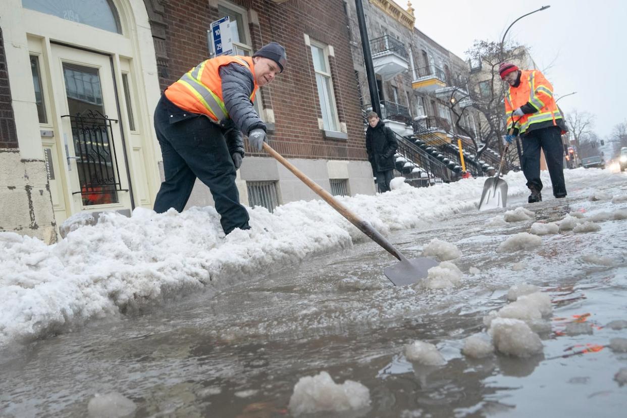 Montreal is expected to get up to 20 millimetres of rain Wednesday following overnight snow and ice pellets. Some of that mixture is already clogging drainage systems acrosss the city.  (Ivanoh Demers/Radio-Canada - image credit)