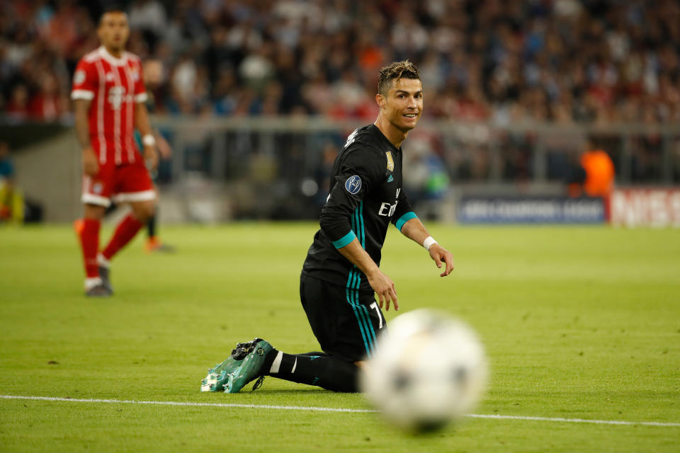 <p>Le Bayern parvient à museler le Real Madrid. Devant, Cristiano Ronaldo est parfaitement neutralisé après un quart d’heure de jeu. Alerté par un jeu long merengue sur la gauche, la star portugaise repique vers l’angle de la surface et s’effondre en passant Boateng. Mais il ne parvient pas à obtenir le coup franc espéré. (Crédit AFP) </p>