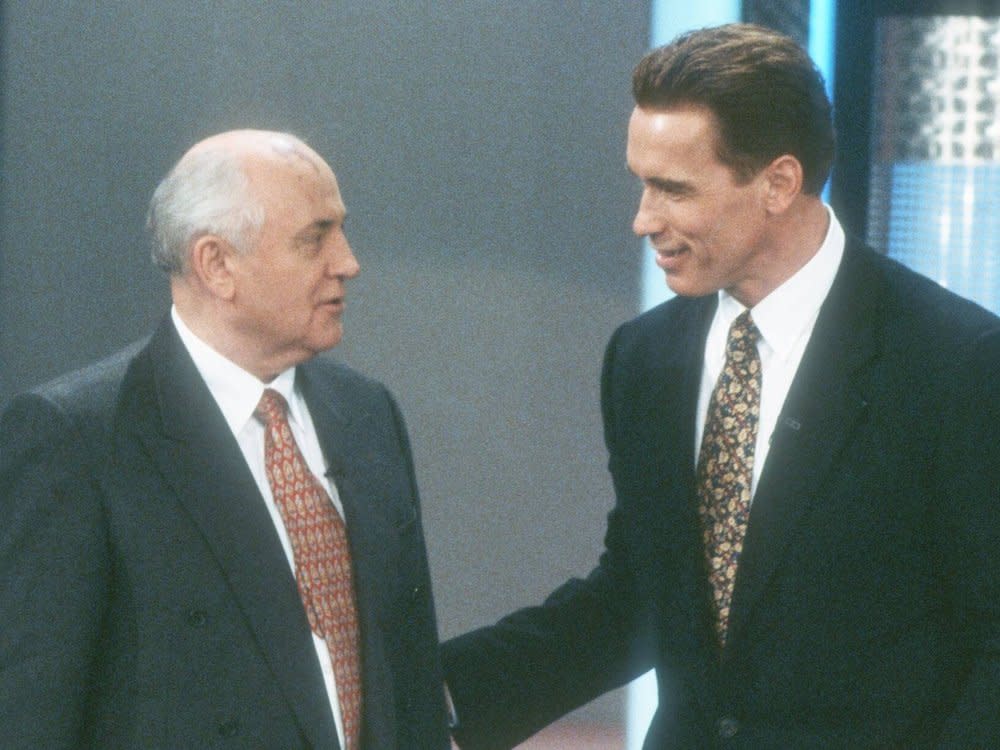 Michail Gorbatschow (li.) und Arnold Schwarzenegger 1996 bei "Wetten, dass ..?" (Bild: imago images/teutopress)